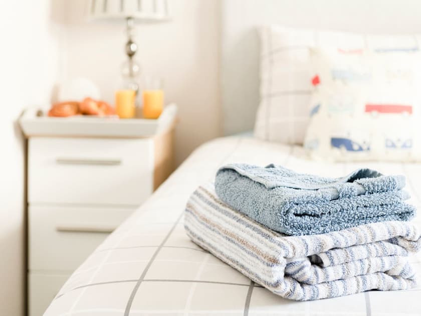 Well presented twin bedroom | Dylmor, Benllech 