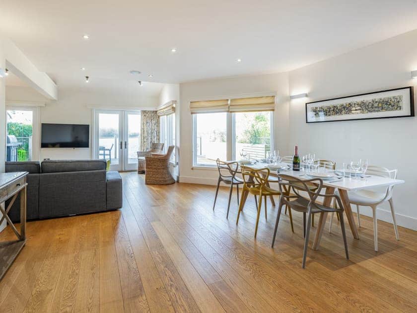 Open plan living space | Wrens Lake House, South Cerney, Cotswolds near Cirencester