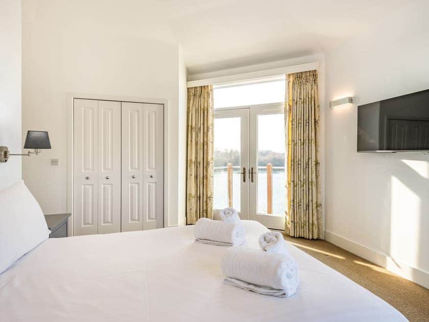 Double bedroom | Wrens Lake House, South Cerney, Cotswolds near Cirencester