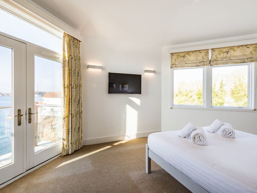 Double bedroom | Wrens Lake House, South Cerney, Cotswolds near Cirencester