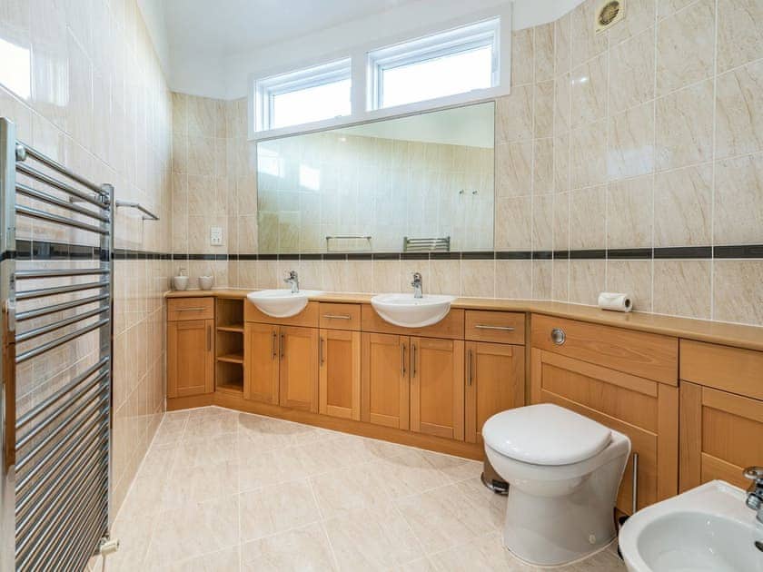 Shower room | Wrens Lake House, South Cerney, Cotswolds near Cirencester