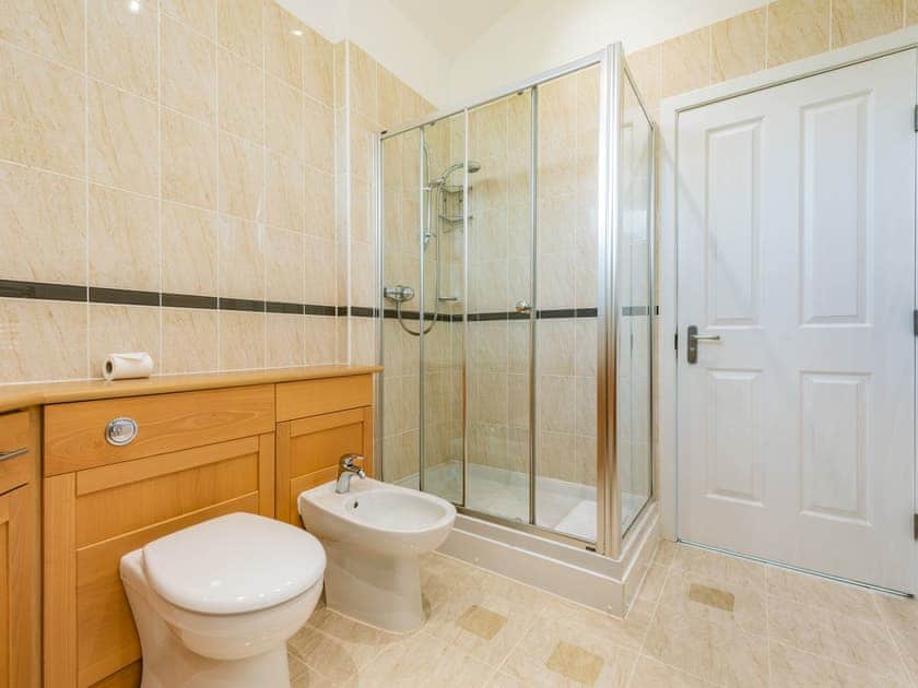Shower room | Wrens Lake House, South Cerney, Cotswolds near Cirencester