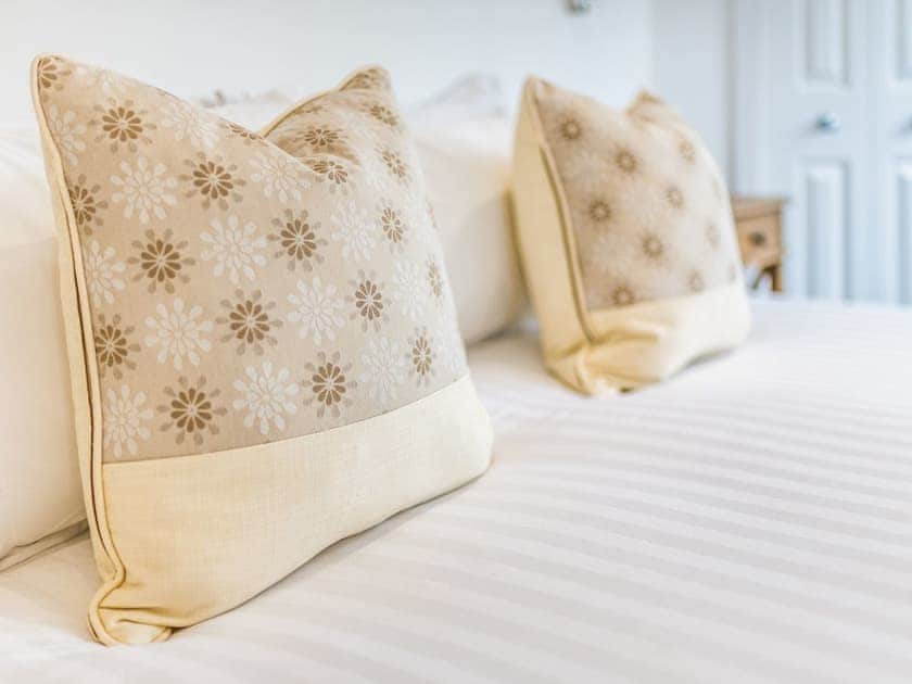 Double bedroom | Wrens Lake House, South Cerney, Cotswolds near Cirencester