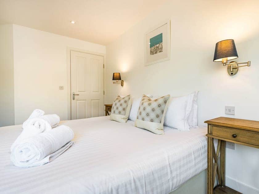 Double bedroom | Wrens Lake House, South Cerney, Cotswolds near Cirencester
