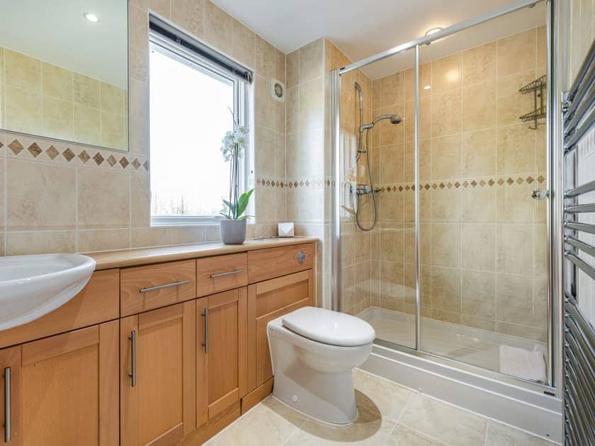 Shower room | Wrens Lake House, South Cerney, Cotswolds near Cirencester