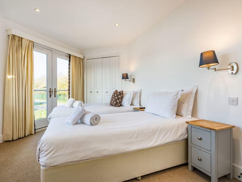 Twin bedroom | Wrens Lake House, South Cerney, Cotswolds near Cirencester