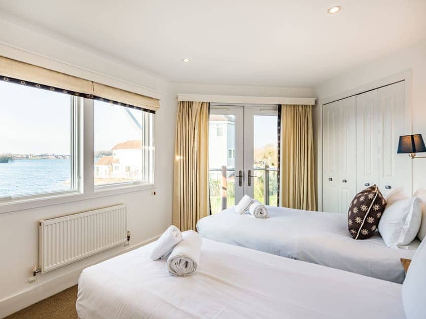 Twin bedroom | Wrens Lake House, South Cerney, Cotswolds near Cirencester