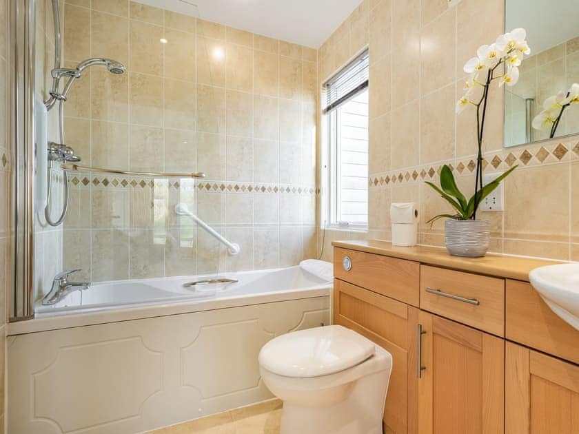 Bathroom | Wrens Lake House, South Cerney, Cotswolds near Cirencester
