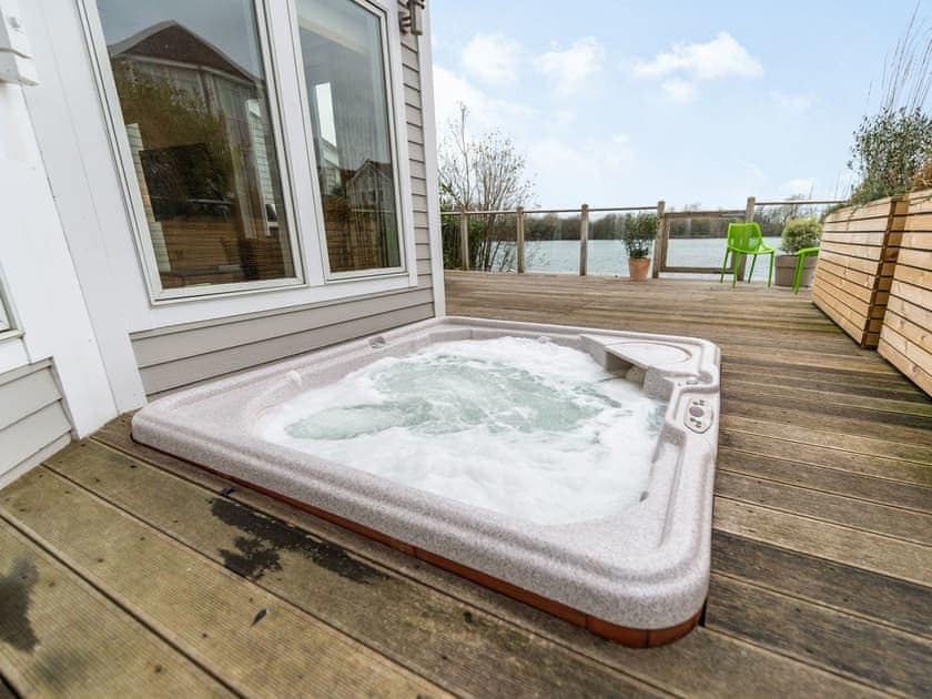 Hot tub | Wrens Lake House, South Cerney, Cotswolds near Cirencester