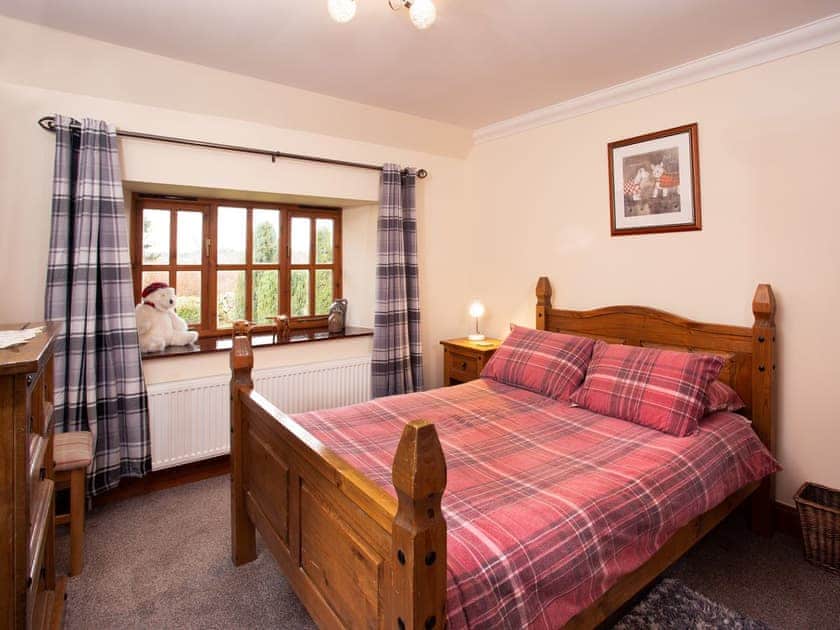 Double bedroom | Craigellachie Cottage, Wester Galcantray, near Cawdor