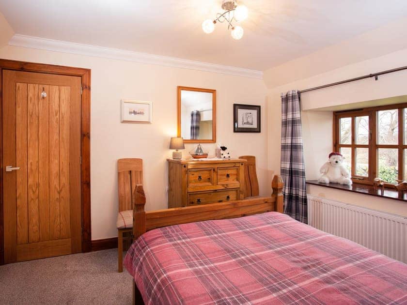 Double bedroom | Craigellachie Cottage, Wester Galcantray, near Cawdor