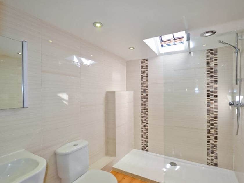 Bathroom | Oak Cottage - Smugglers Barn Cottages, Jevington, near Eastbourne
