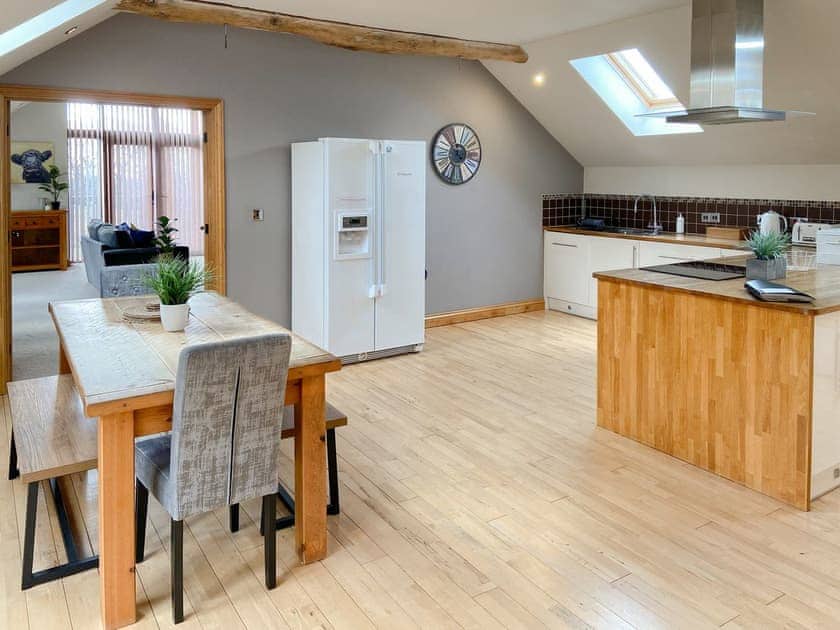 Kitchen/diner | Coed y Nant Barn, Rhôs, near Pontardawe