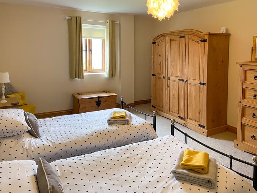 Twin bedroom | Coed y Nant Barn, Rhôs, near Pontardawe