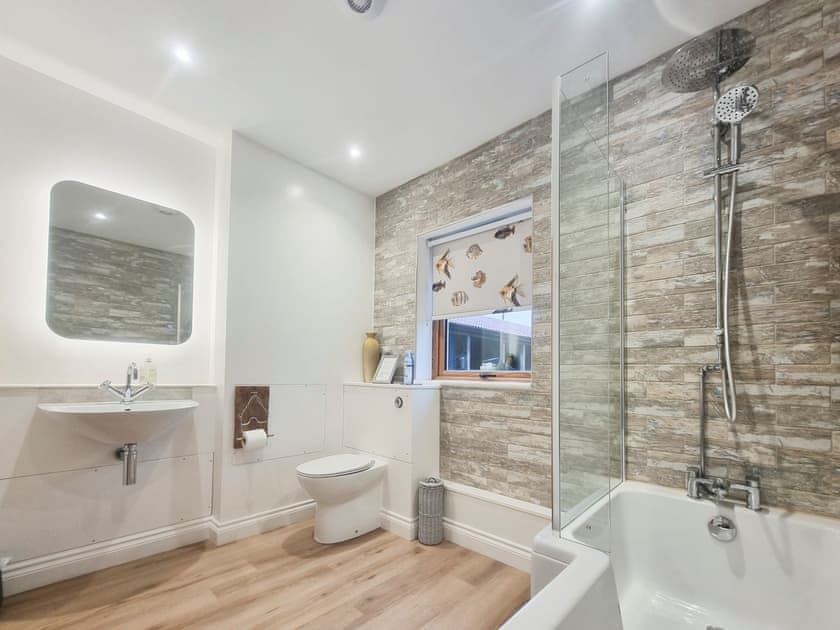 En-suite Bedroom 1  | Ashen Equestrian : Mac Shack Stable - Ashen Equestrian, Ashen, near Clare