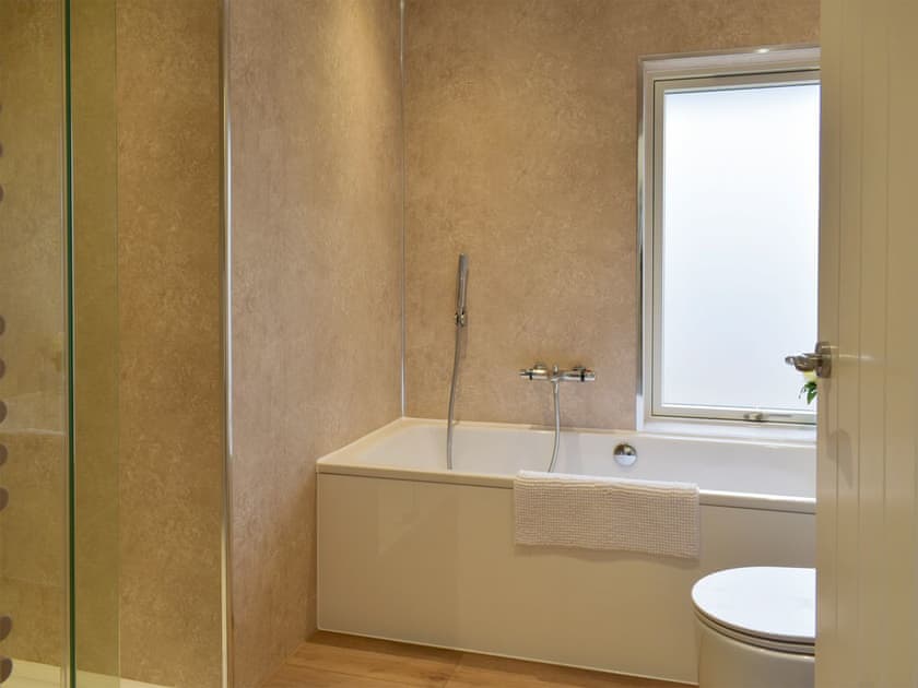 Bathroom | Falcon Cottage, Linlithgow