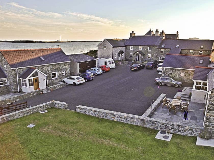 Setting | Yr Efail - Penrhyn Farm Cottages, Llanfwrog, near Holyhead