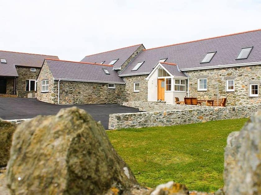 Setting | Y Beudy - Penrhyn Farm Cottages, Llanfwrog, near Holyhead