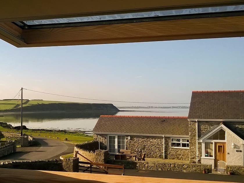 Setting | Yr Efail, Y Beudy - Penrhyn Farm Cottages, Llanfwrog, near Holyhead