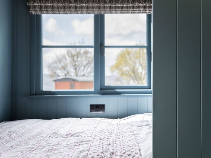 Double bedroom | Curlew Shepherds Hut - Atholl Estate, Pitlochry