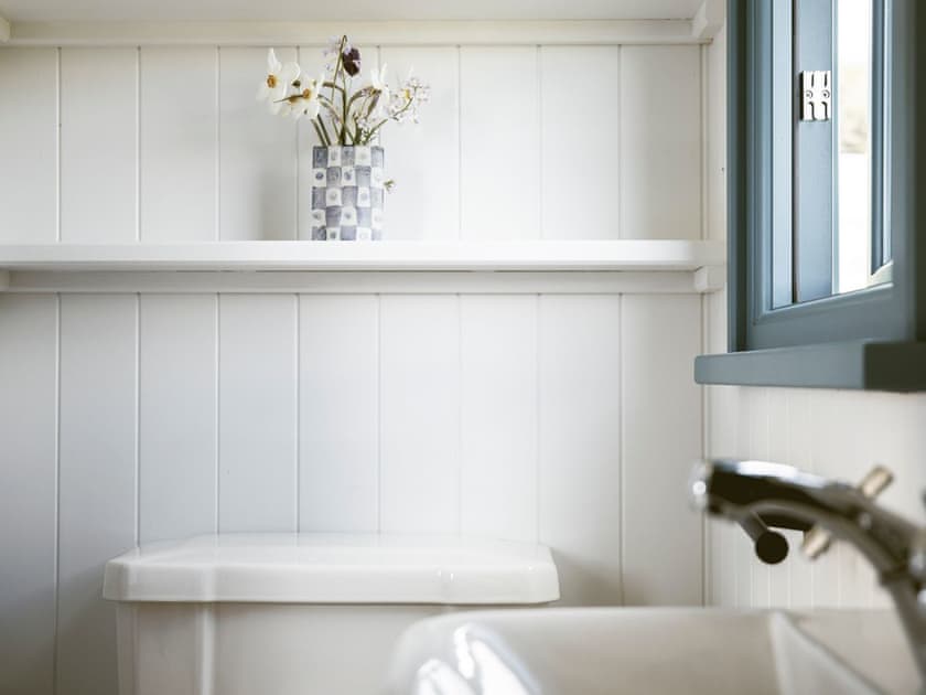 Bathroom | Curlew Shepherds Hut - Atholl Estate, Pitlochry