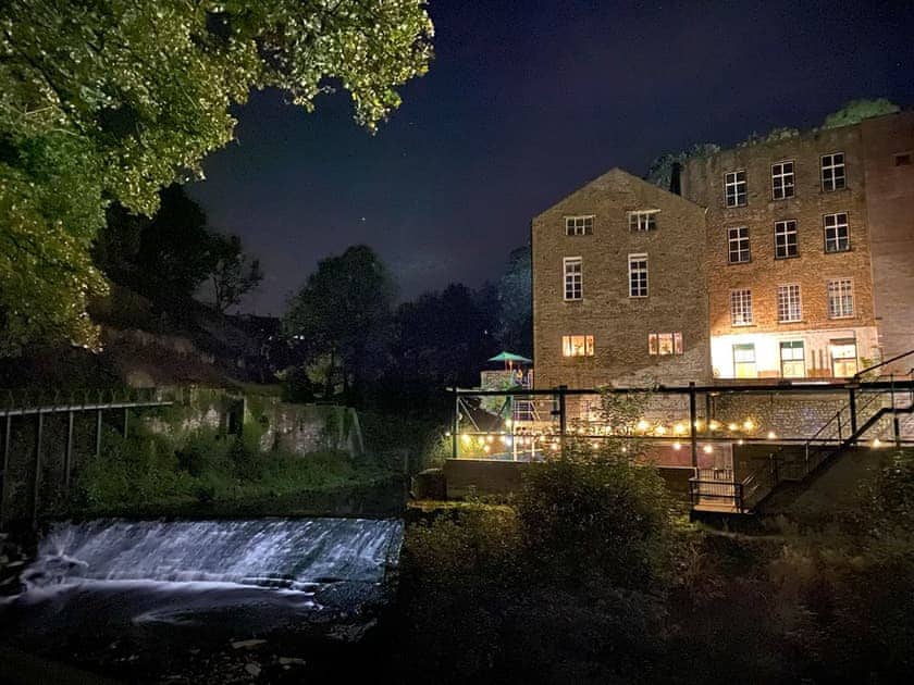 Setting | Lowes Mill Cottages at Torr Vale Mill, New Mills