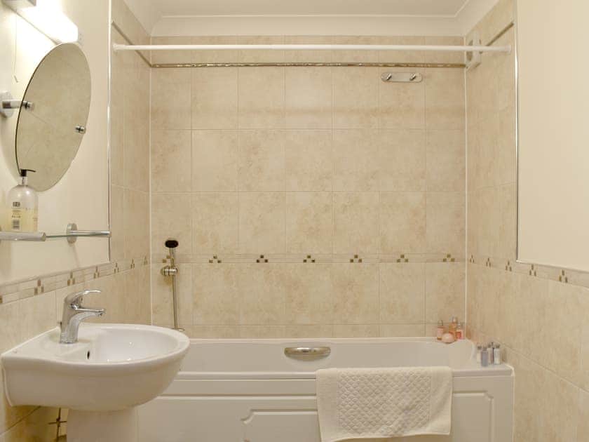 Bathroom | Seaview Apartment21 Spinnakers, Newquay