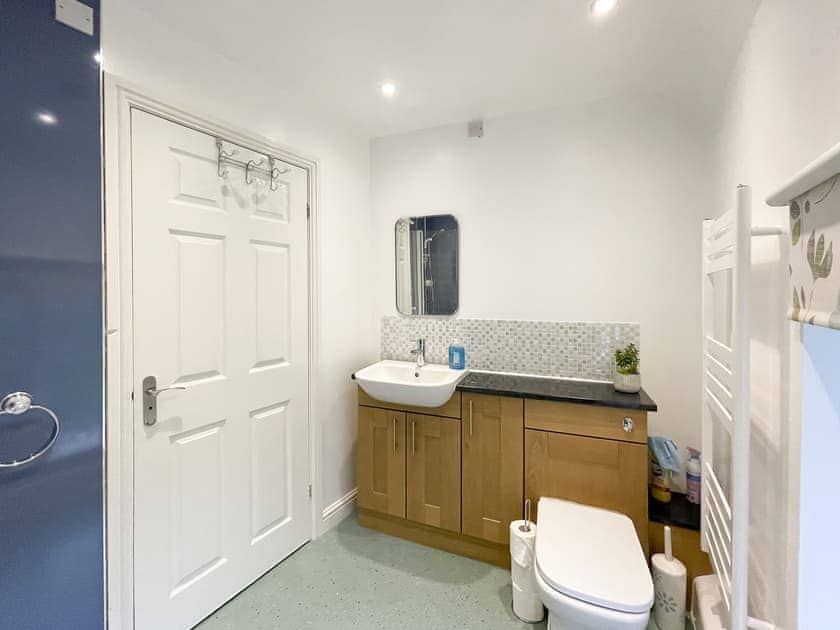 Shower room | River View Cottage - Bank House Farm, Hulme End, near Hartington