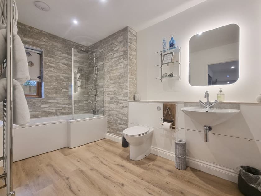 En-suite Bedroom 2  | Ashen Equestrian : Mac Shack Stable - Ashen Equestrian, Ashen, near Clare