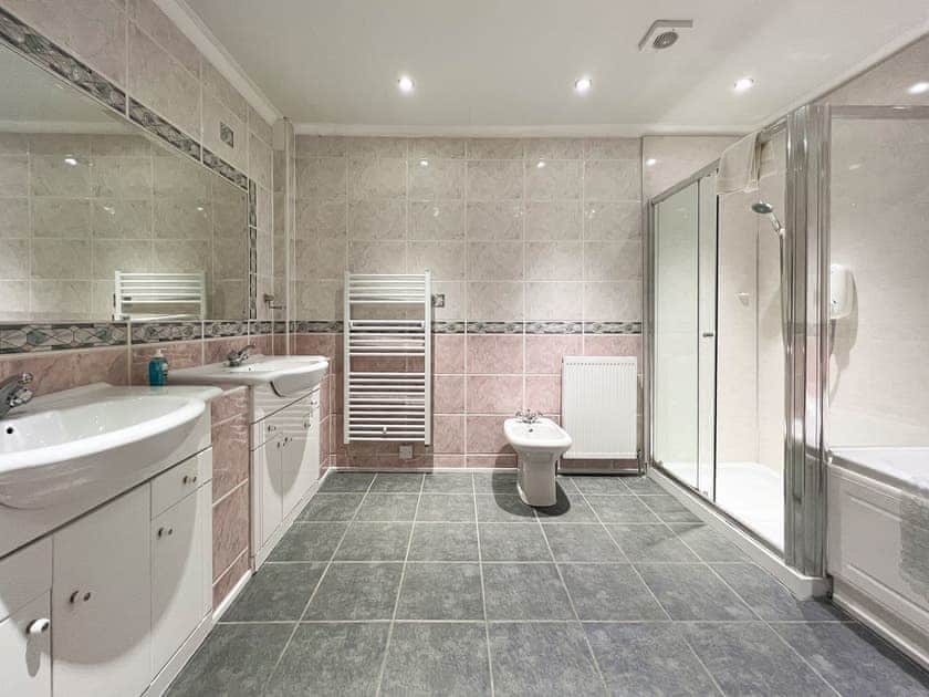 Bathroom | Oich View - Great Glen Waterside Cottages, Spean Bridge