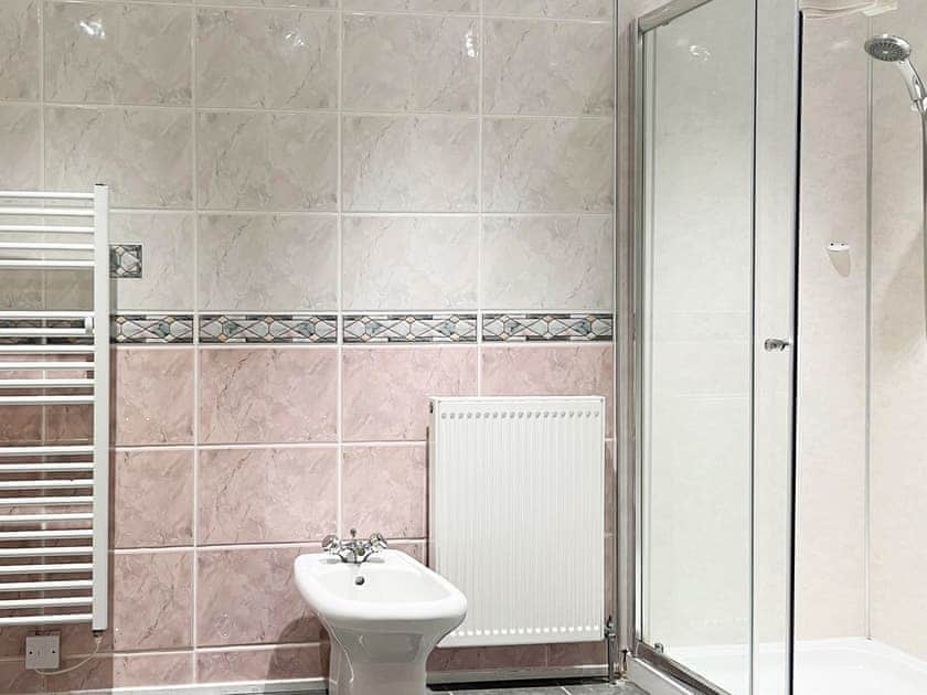 Bathroom | Oich View - Great Glen Waterside Cottages, Spean Bridge