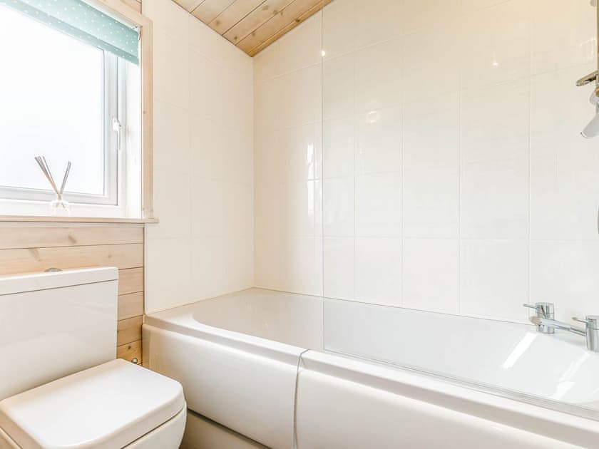 Bathroom | Walnut Lodge, Mercia Marina, Willington
