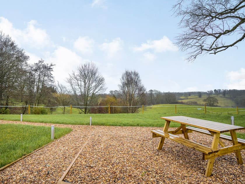 Sitting-out-area | Coton - Steepleton Lodge Farm, East Haddon