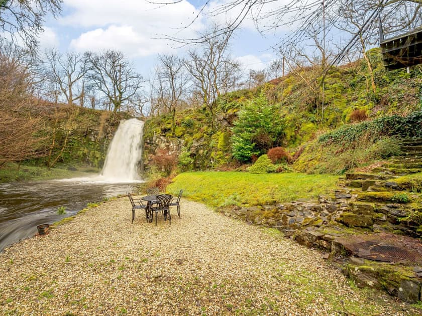 Outdoor area | Waterfall Retreat, Beith