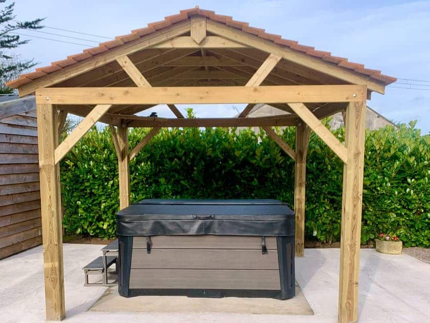 Hot tub | Dronefield Lodge, Somerton