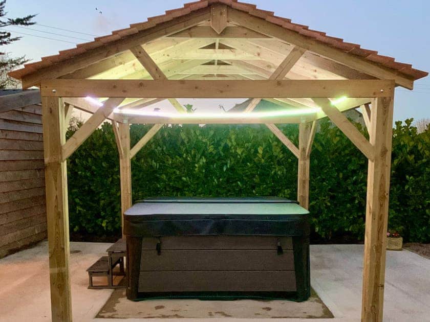 Hot tub | Dronefield Lodge, Somerton