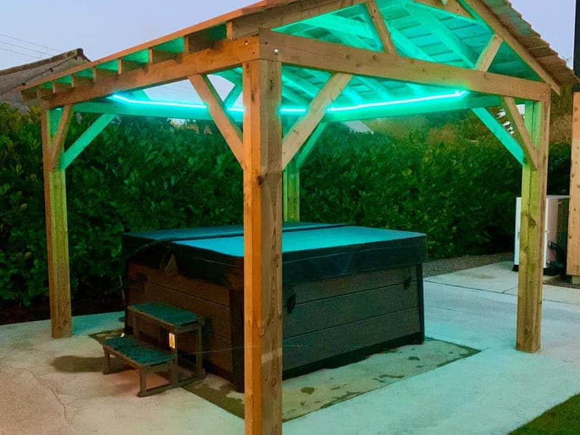 Hot tub | Dronefield Lodge, Somerton