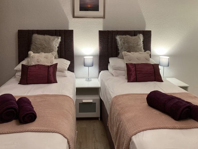 Downstairs bedroom set as a twin bedroom | Holly Cottage, Palnackie, near Castle Douglas