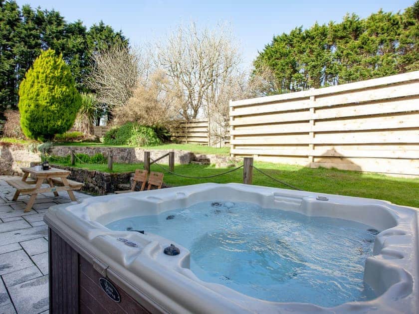 Hot tub | The Farmhouse, Caddy&rsquo;s Corner Farm, Carnmenellis, between Falmouth and St Ives