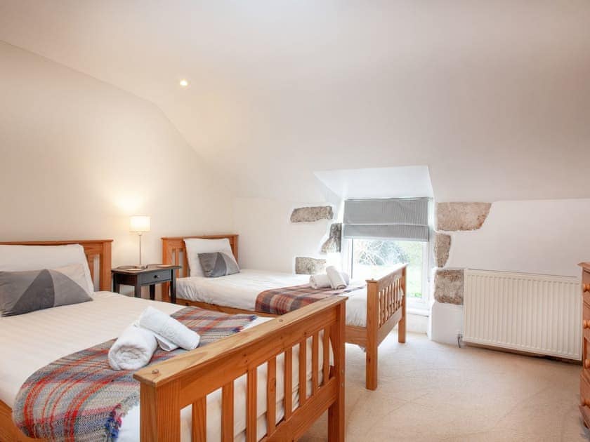 Twin bedroom | The Farmhouse, Carnmenellis, between Falmouth and St Ives