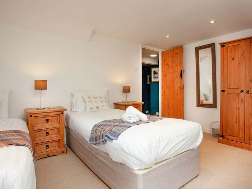Twin bedroom | The Farmhouse, Carnmenellis, between Falmouth and St Ives