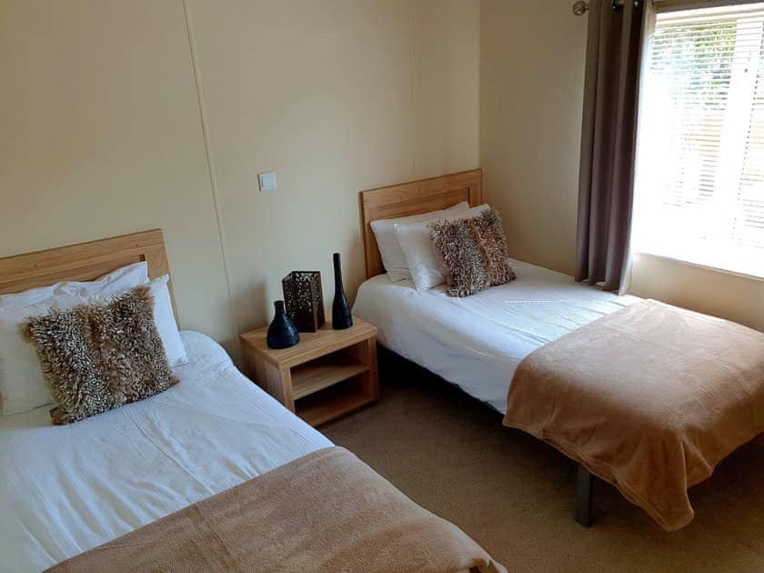 Twin bedroom | Serenity Lodge - Felmoor Holiday Park, Felton