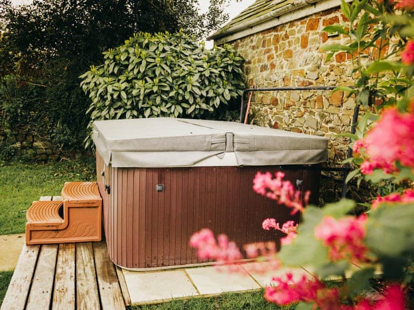 Hot tub | Fuchsia - Court Farm Holidays, Marhamchurch, near Bude