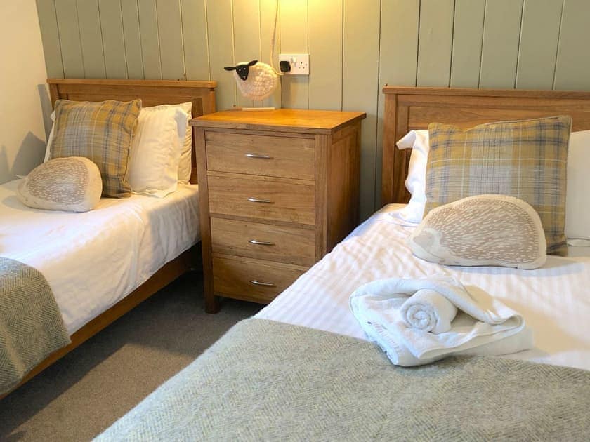 Twin bedroom | Parlour - Court Farm Holidays, Marhamchurch, near Bude