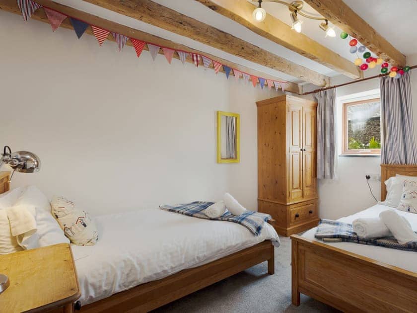 Twin bedroom | Shippen - Court Farm Holidays, Marhamchurch, near Bude