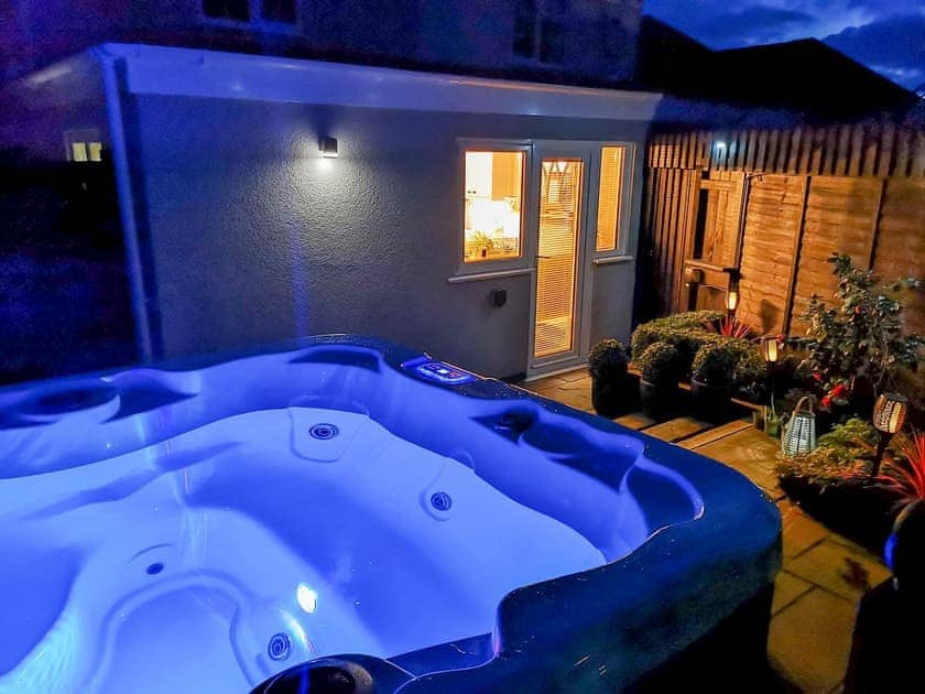 Hot tub | Riverside Cottage, Reedham