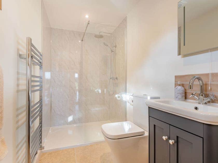 Shower room | Meg’s Rest, Bettws Cedewen