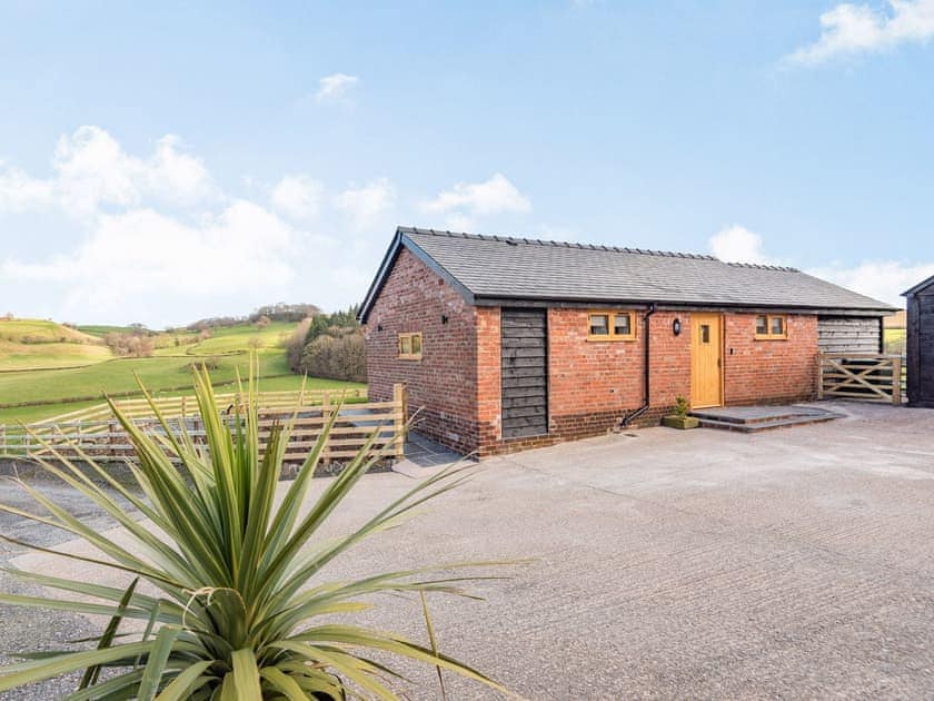 Exterior | Meg’s Rest, Bettws Cedewen