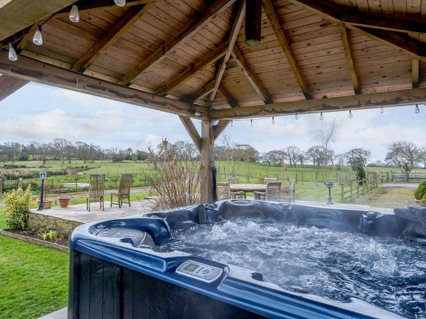 Hot tub | Woodpecker Cottage, Whitechapel, near Preston