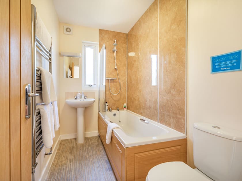Bathroom | Huntercrook Lodge - Huntercrook, Hunter Crook, Bardon Mill